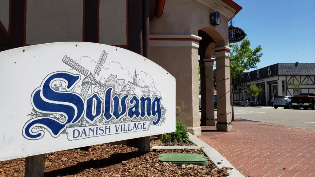 Solvang sign