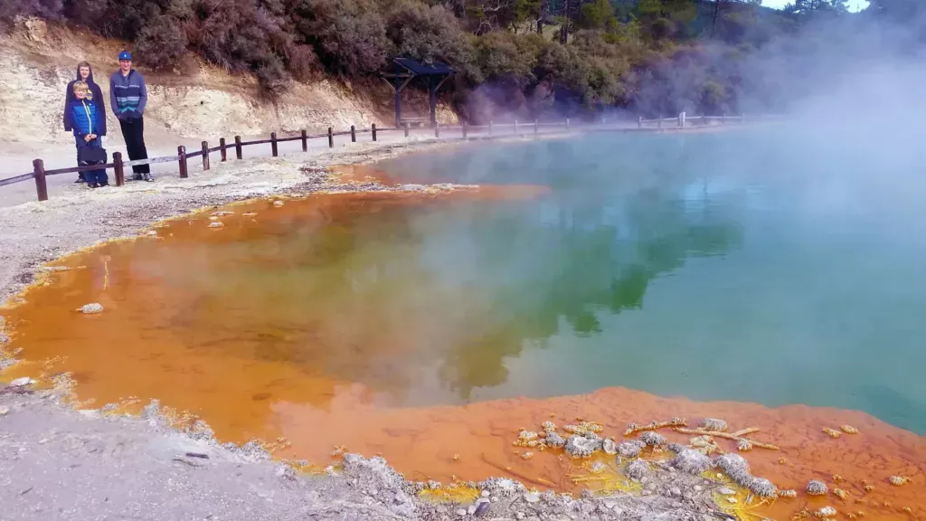 boys champagne pool wai-o-tapu