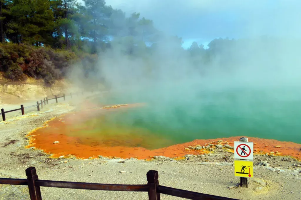 hot champagne pool wai-o-tapu